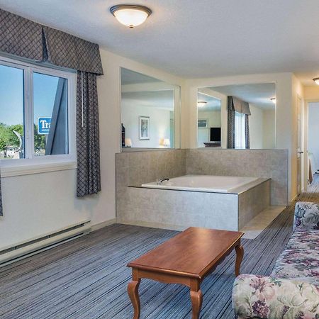 Travelodge By Wyndham Gananoque Exterior foto